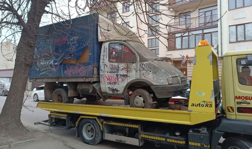 У Львові на штрафмайданчик перемістили покинуту автівку, яка простояла на тротуарі понад 6 років