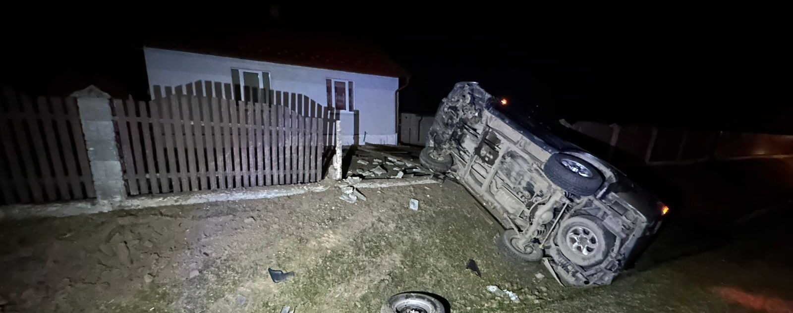 На Самбірщині 23-річна водійка позашляховика злетіла з дороги і знесла паркан