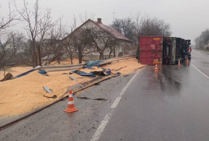 На Львівщині перекинувся зерновоз: рух ускладнений (ОНОВЛЕНО)