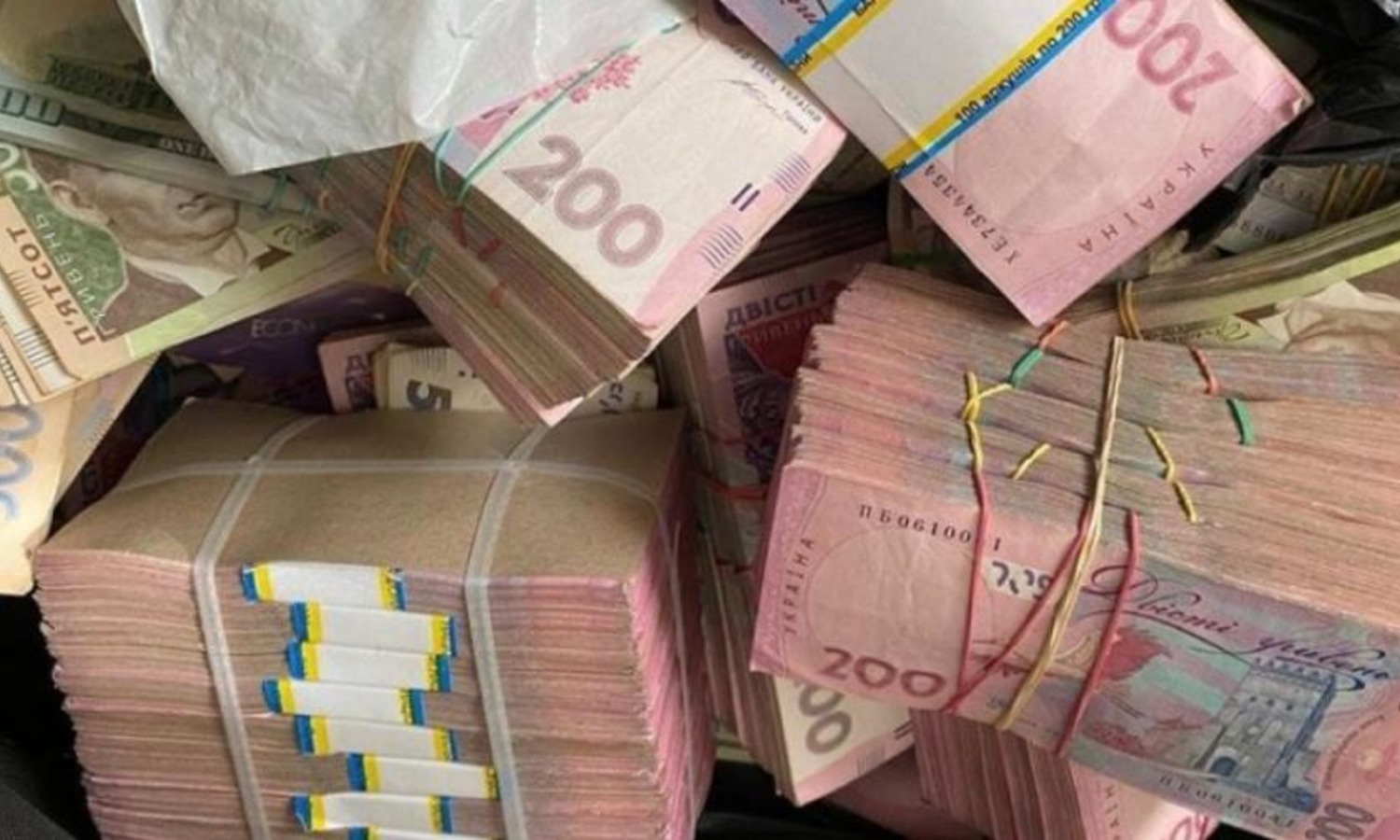 Посадовцю львівського комунального підприємства повідомили про підозру через махінації з тендером