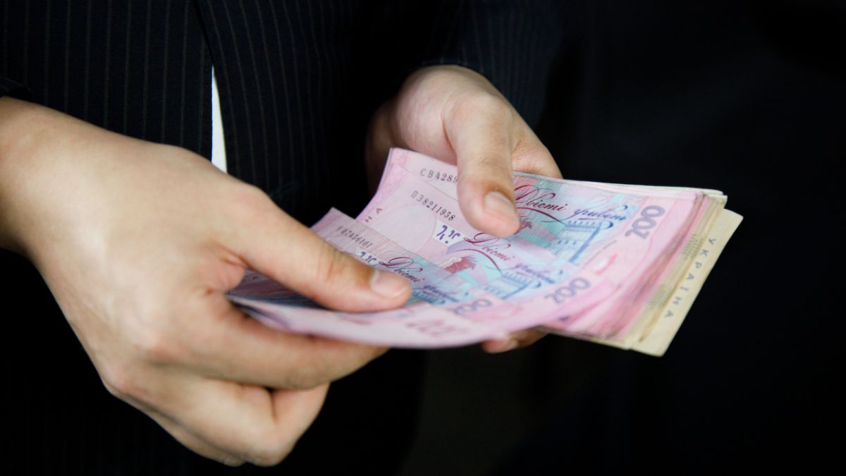 Чотири громади Львівщини затримують додаткові виплати до зарплат освітянам: причина