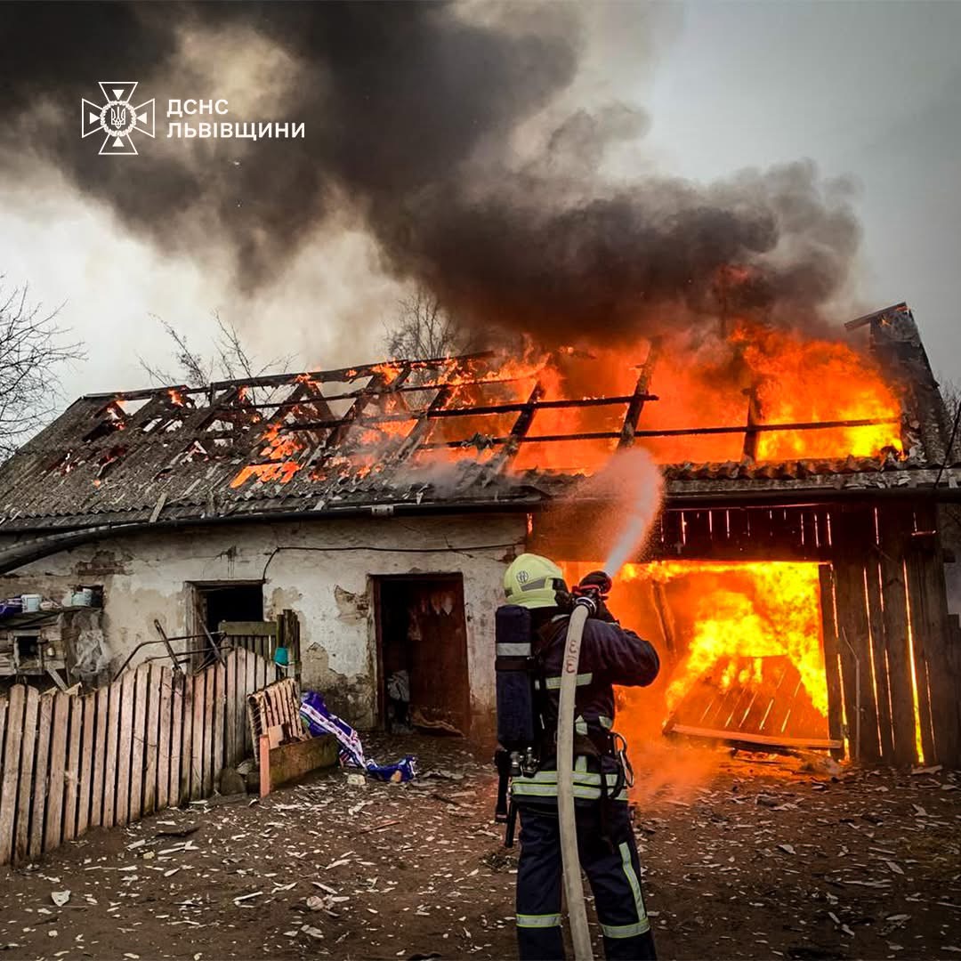 На Яворівщині спалахнула пожежа у господарській будівлі