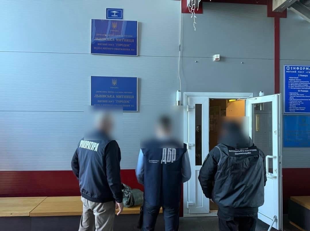 На Львівщині викрили двох інспекторів митного поста за несплату платежів на мільйони гривень