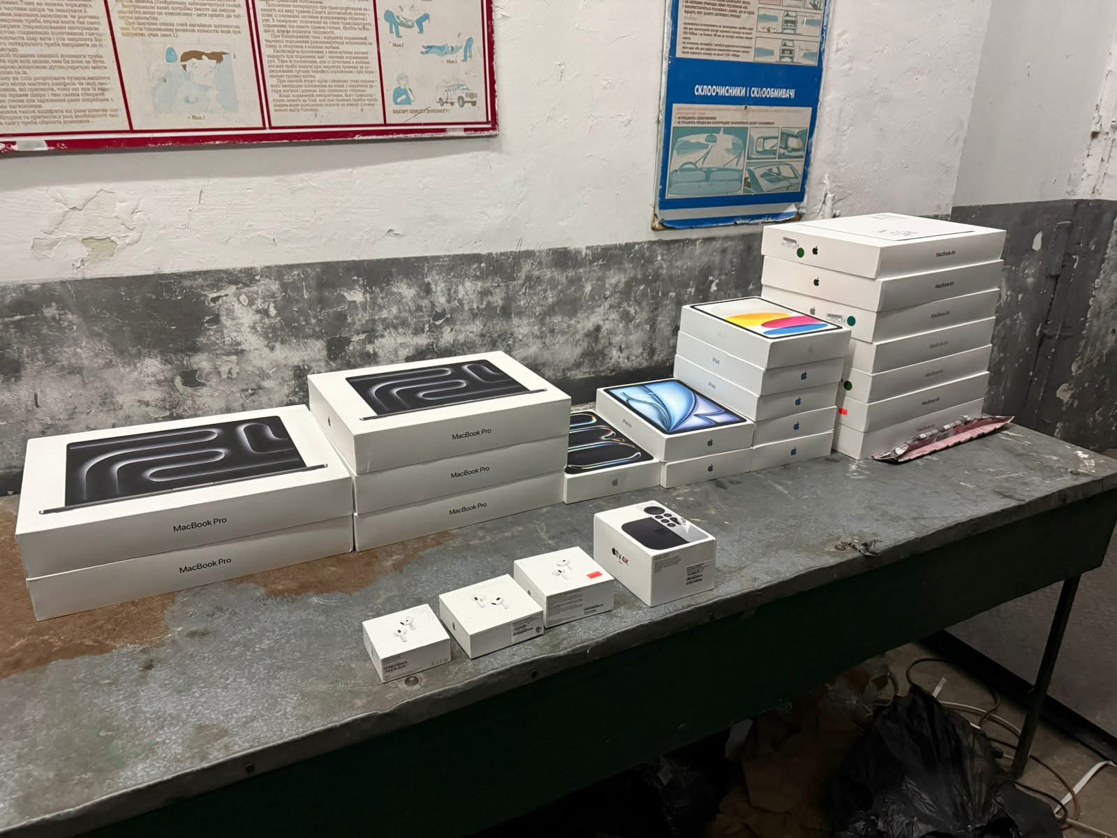 У Шегинях митники зупинили мікроавтобус з технікою «Apple» на 800 тисяч гривень