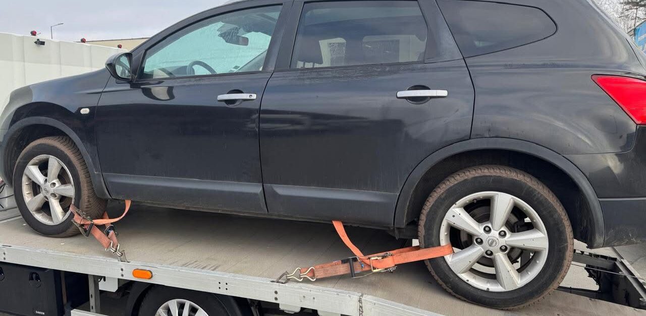 На кордоні затримали водія, який намагався ввезти в Україну два авто NISSAN за фіктивним документами