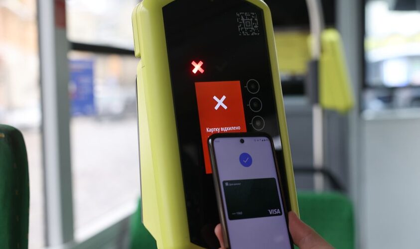 У громадському транспорті Львова зафіксували труднощі у валідації банківськими картками