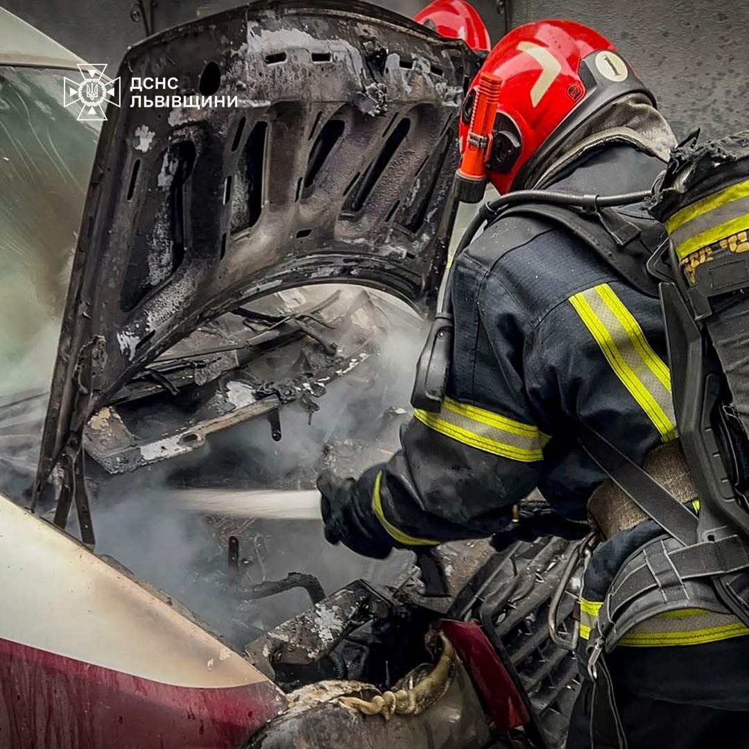 У Львові спалахнула автівка «Fiat Scudo»: перехожі намагатись загасити пожежу