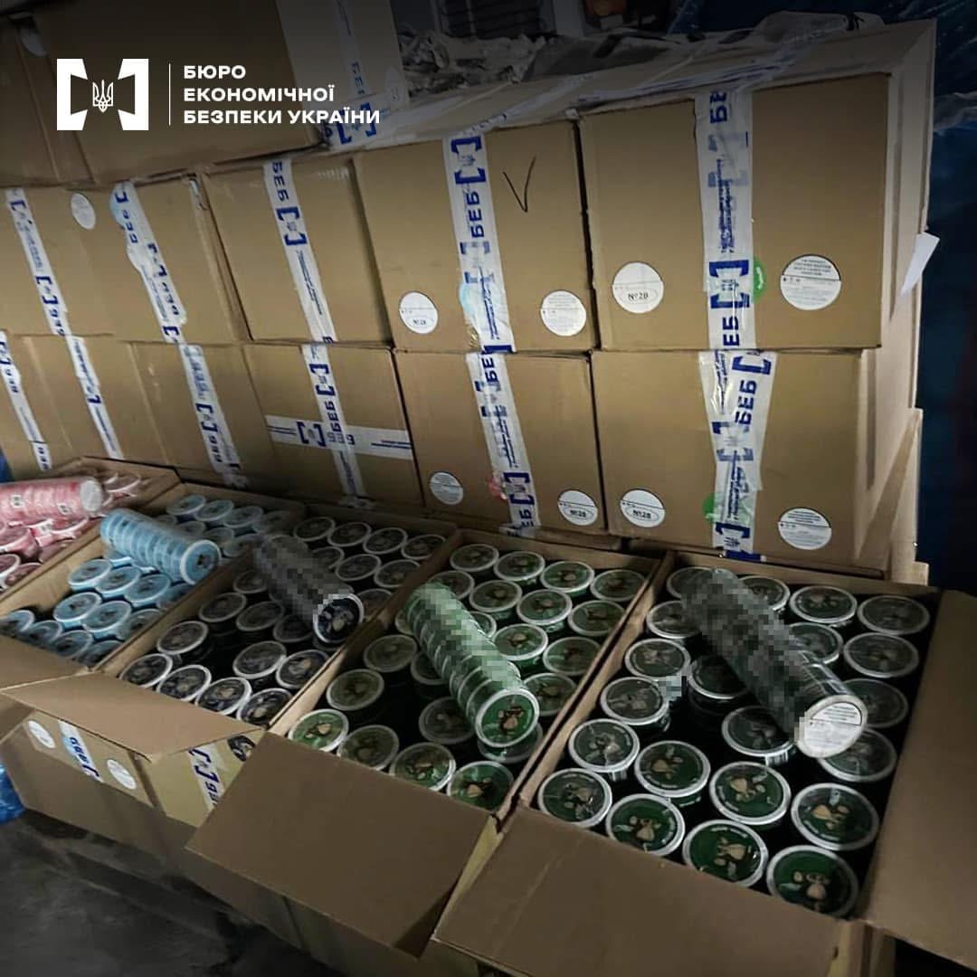 На Львівщині викрили чоловіка, який намагався завезти в Україну 11,5 тисяч нікотиновмісних паучів