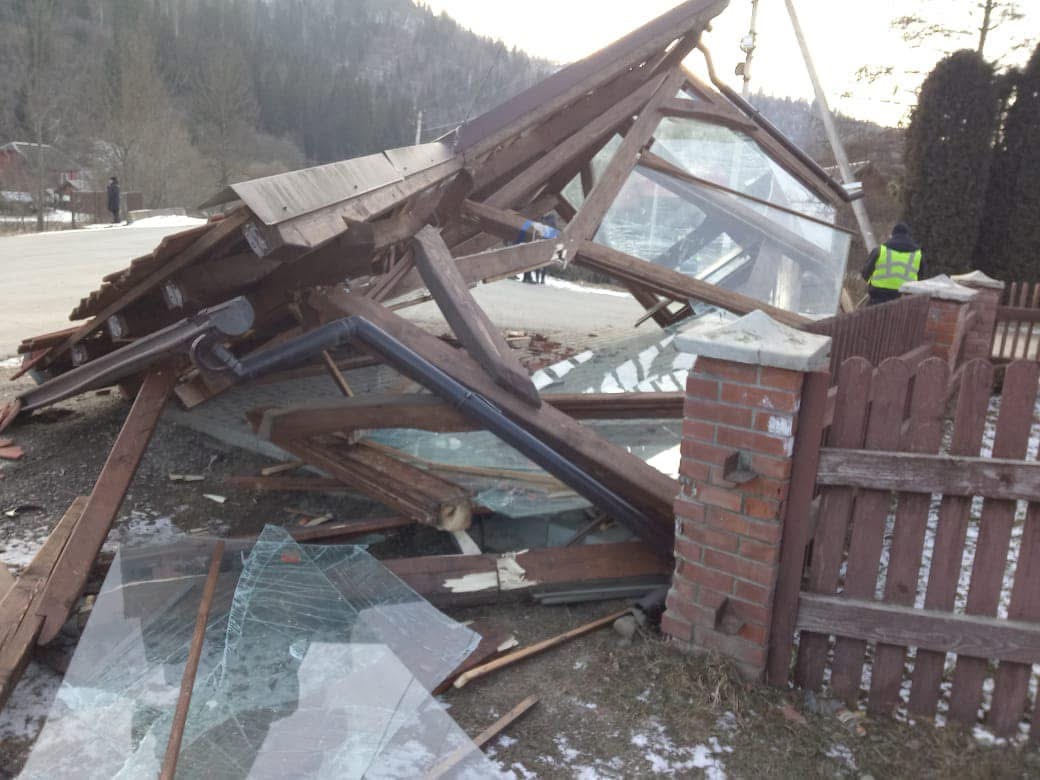 В Славській громаді водій напідпитку зніс автобусну зупинку (ФОТО)