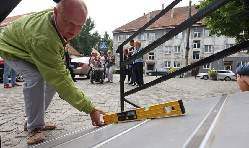 Цього року у Львові встановлять 46 підйомників, 32 пандуси та 2 транспортери у житлових будинках