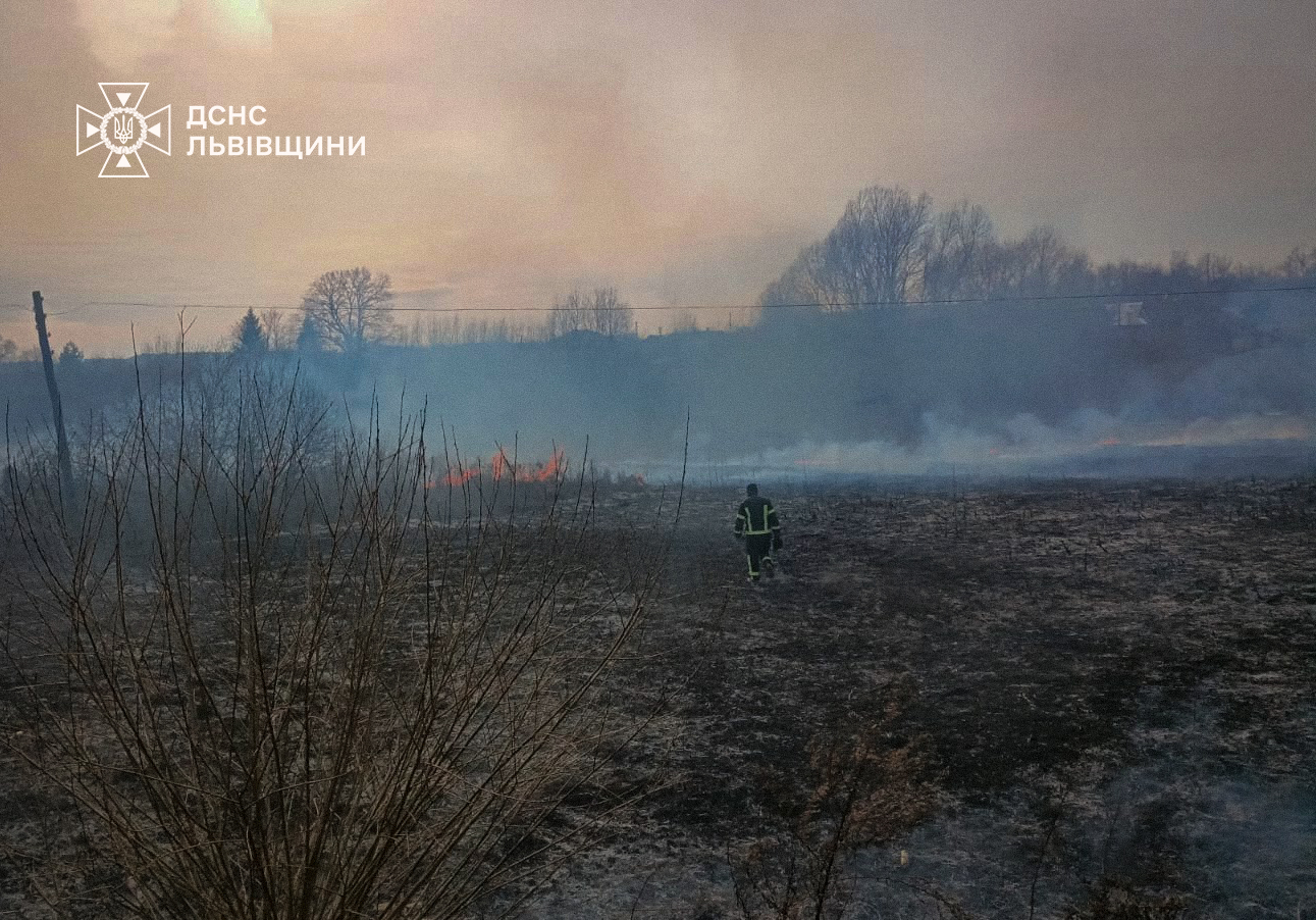 На згарищі сухої трави під Львовом знайшли тіло чоловіка