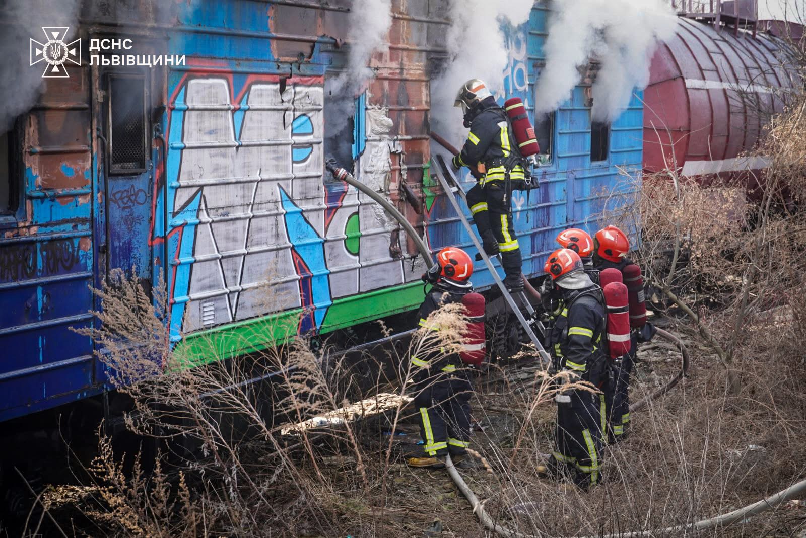 У Львові рятувальники загасили пожежу у вагоні