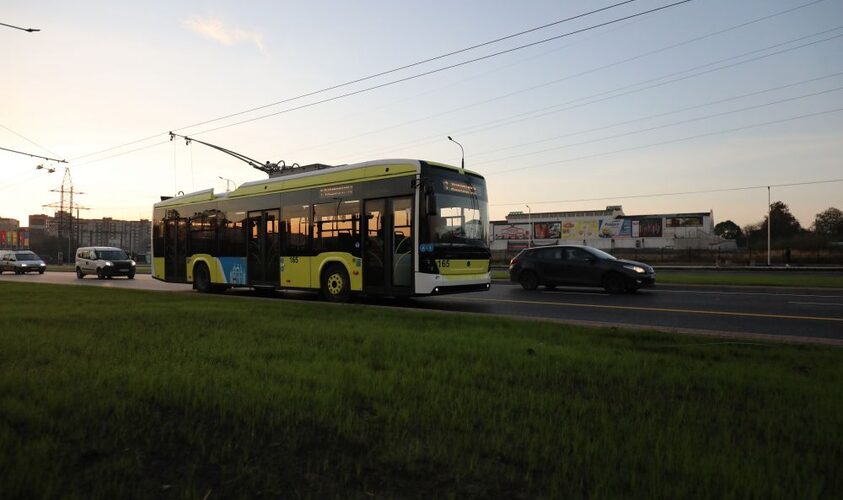 У Львові жінка потрапила під тролейбус: потерпіла померла в кареті швидкої