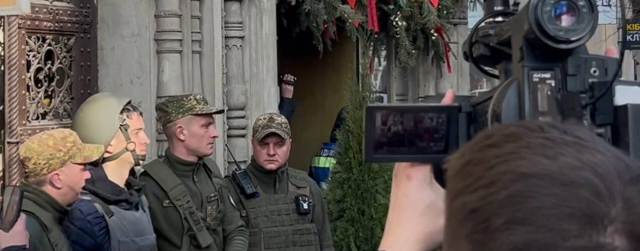 На підозрюваного у вбивстві Ірини Фаріон вдягнули каску і бронежилет (ВІДЕО)