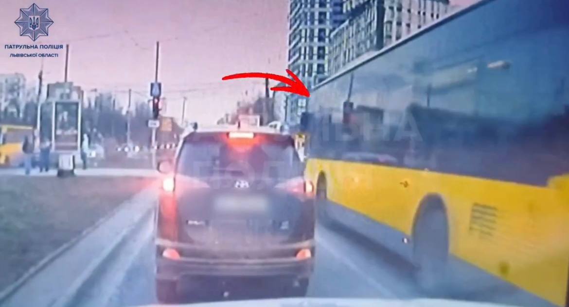 У Львові водій маршрутки на очах у патрульних поїхав на червоне світло (ВІДЕО)