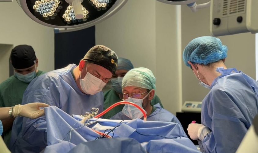 Львівські медики видалили пухлину головного мозку, коли пацієнт був при свідомості