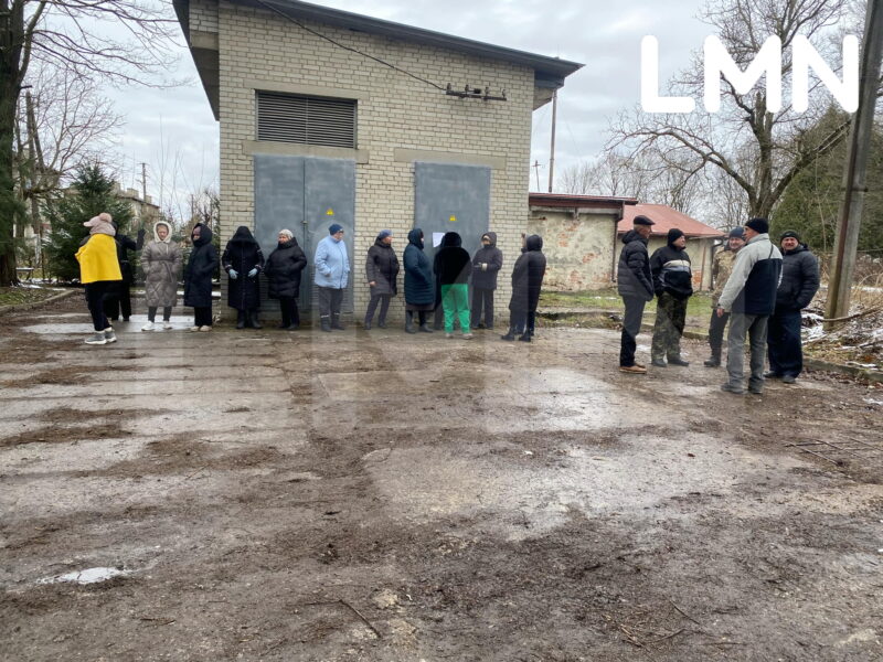 У Комарно мешканці вийшли на протест, щоб не допустити відключення електроенергії (ФОТО)