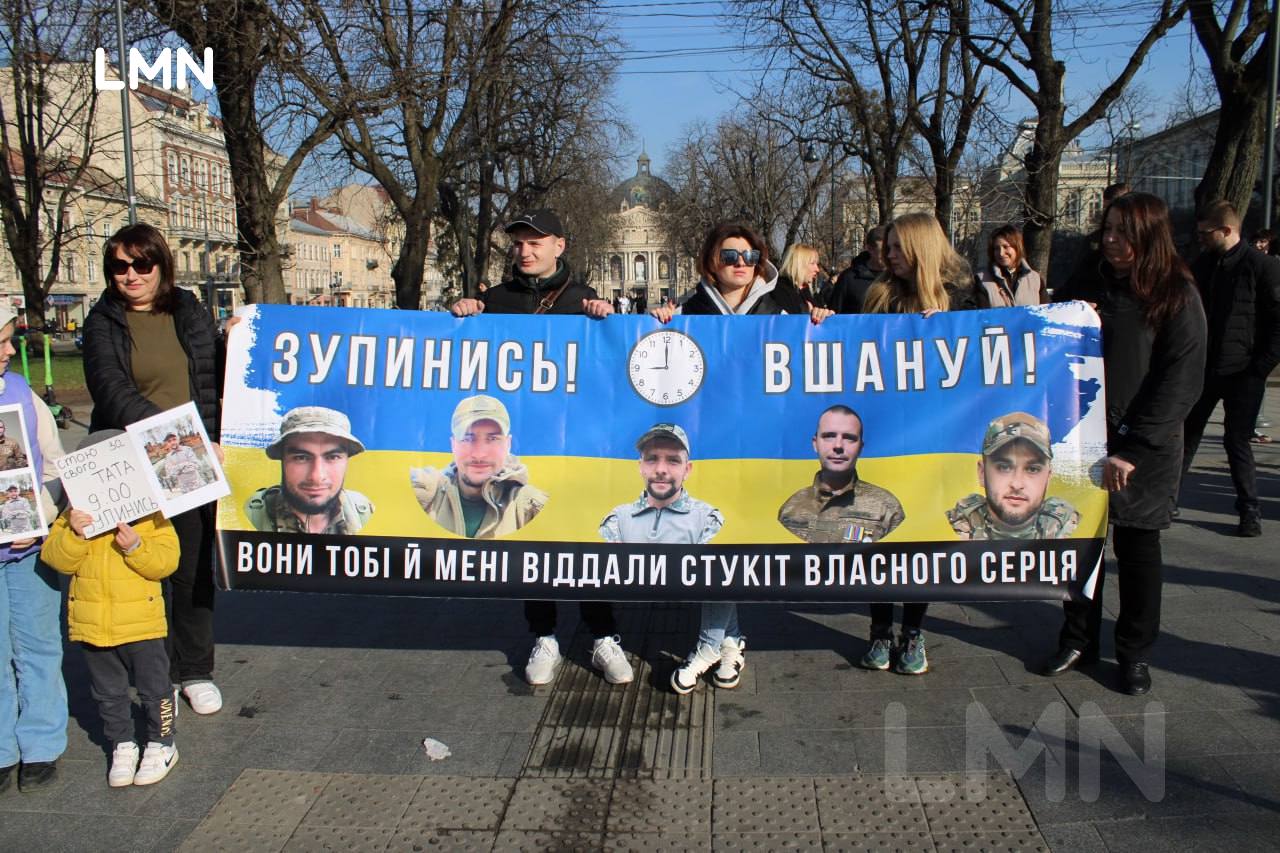 Сьогодні о 9:00 центр Львова зупинився вшанувати загиблих у війні (ВІДЕО, ФОТО)