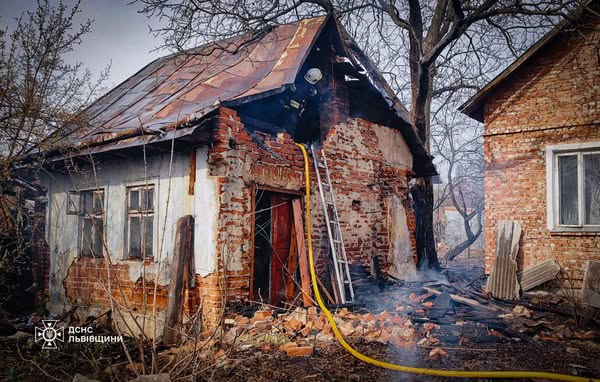 У Львівському районі вогнеборці ліквідували пожежу в житловому будинку