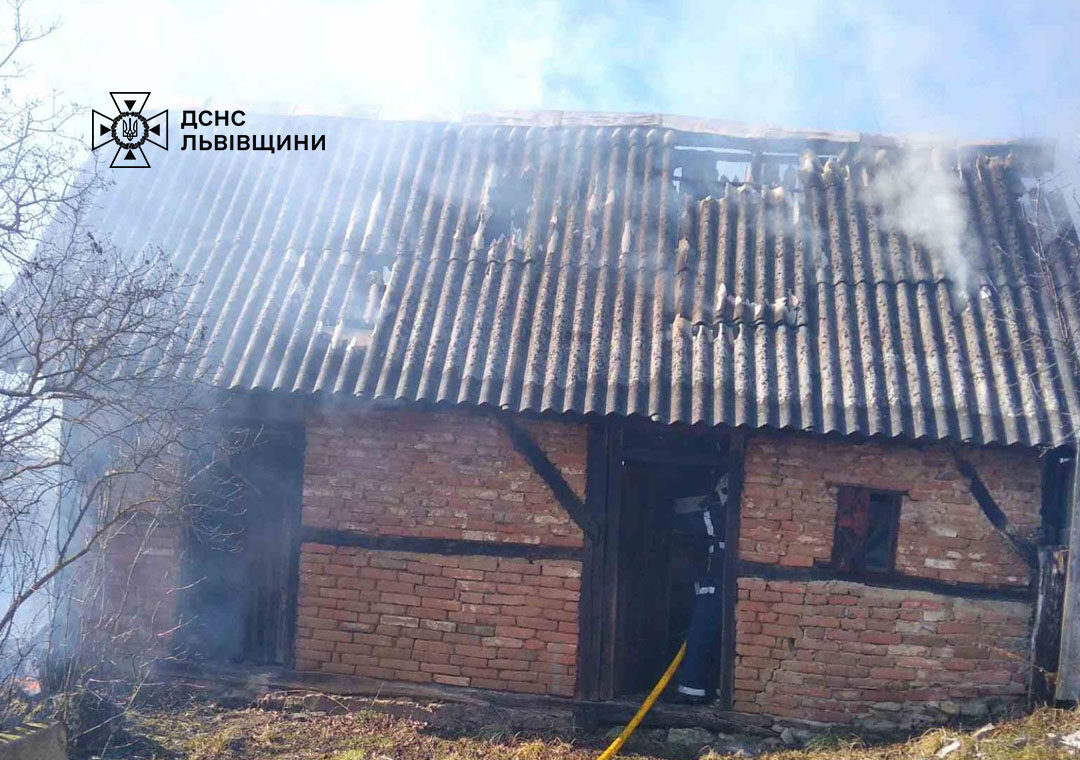 На Золочівщині горіла господарська будівля: обійшлось без постраждалих