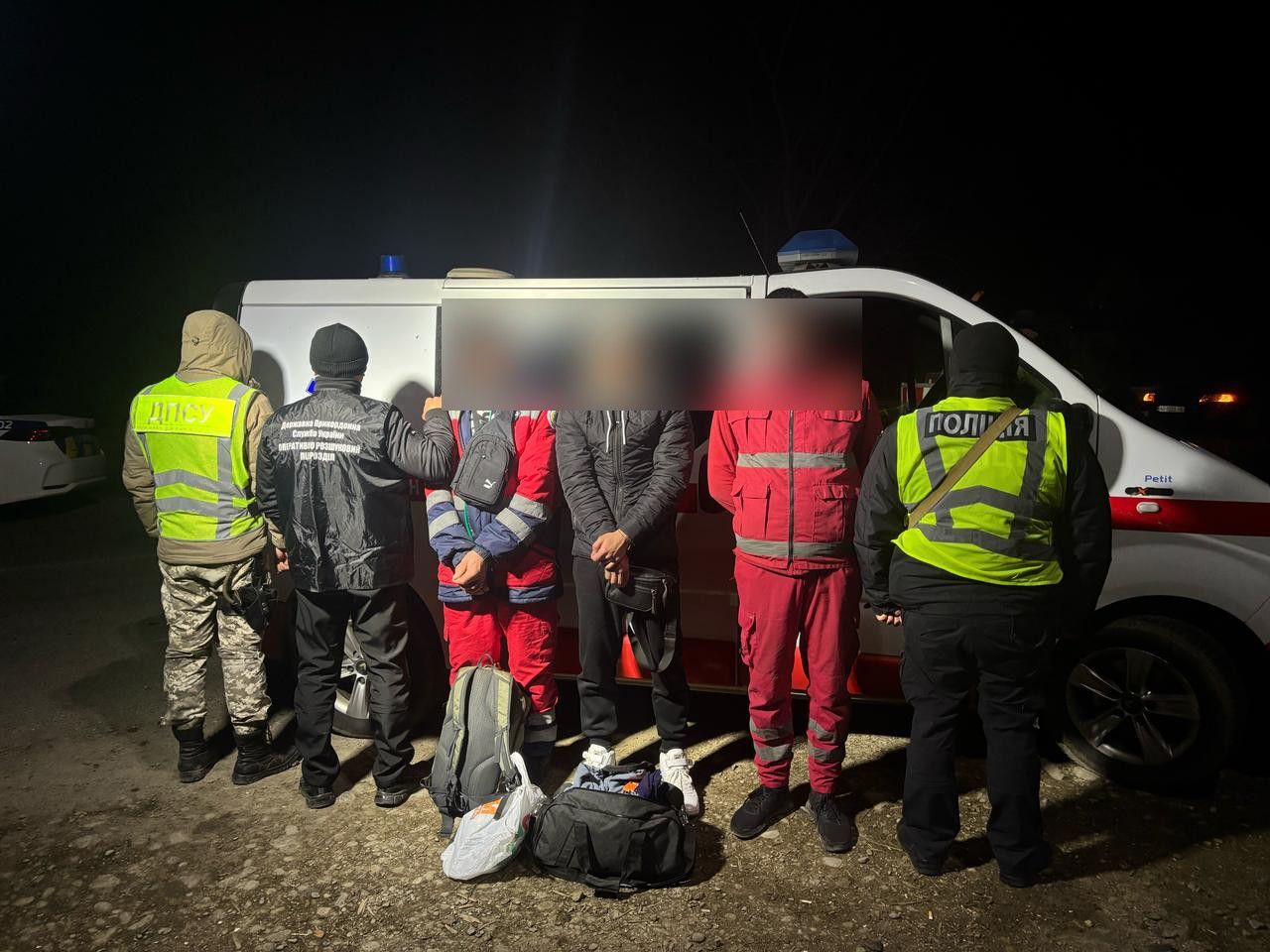 32-річний львів’янин намагався у кареті швидкої доправити до кордону двох ухилянтів