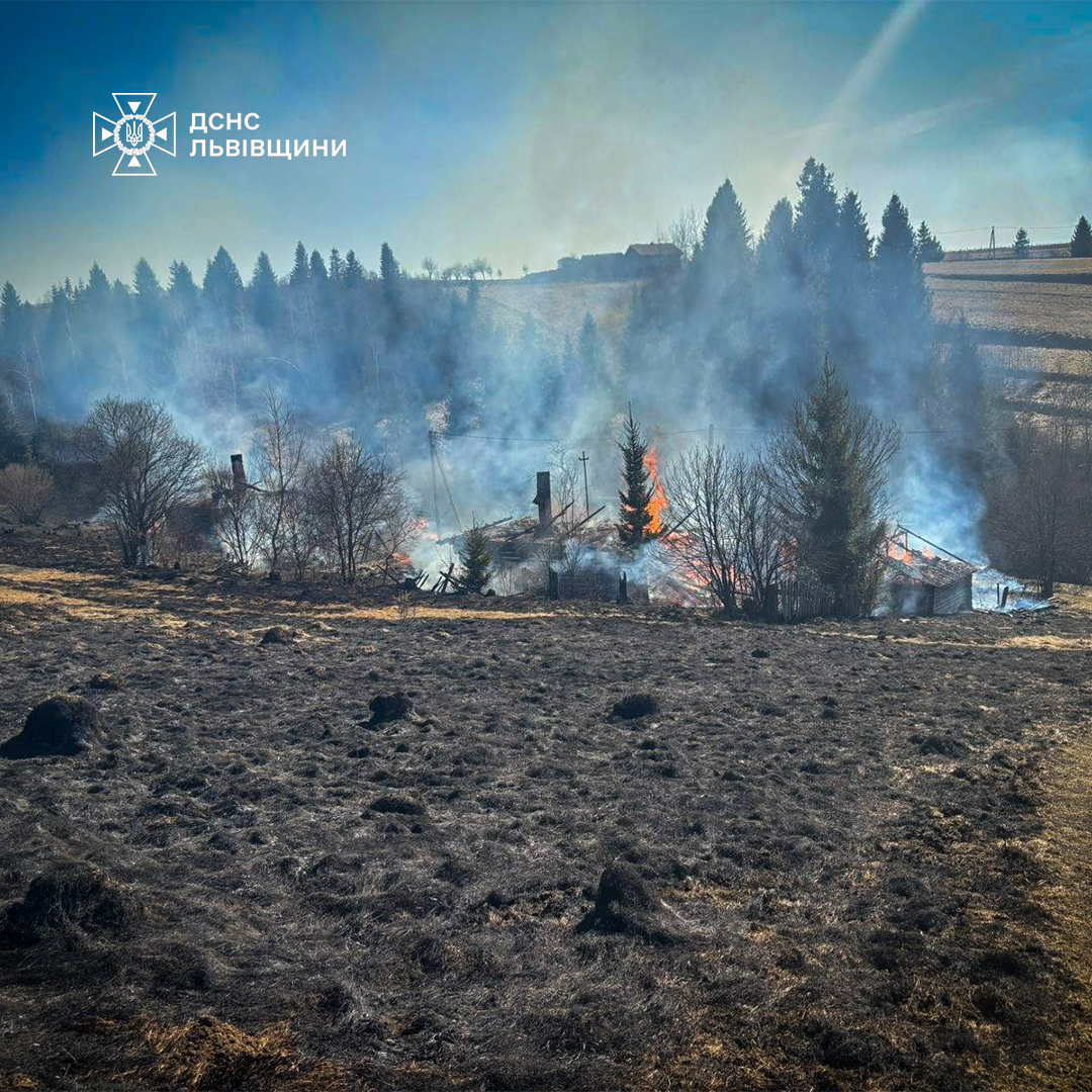 У селі на Самбірщині горіли три будівлі, постраждав літній чоловік