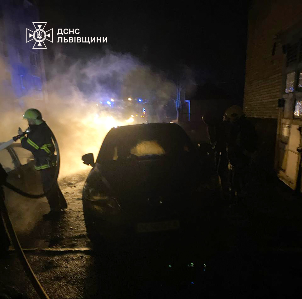 У Сокалі палали три автівки: дві із них вигоріли вщент
