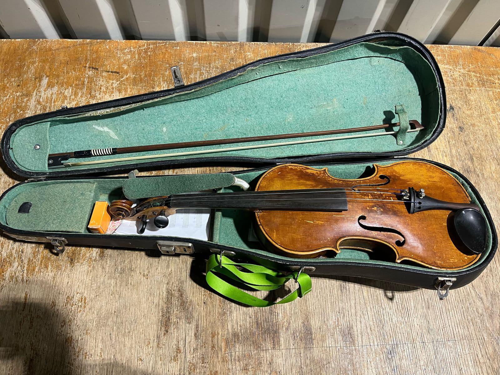 У ПП “Краківець” виявили старовинну скрипку, датовану 1938 роком