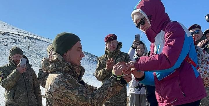 Воїн на протезах зробив пропозицію коханій у підніжжя Говерли