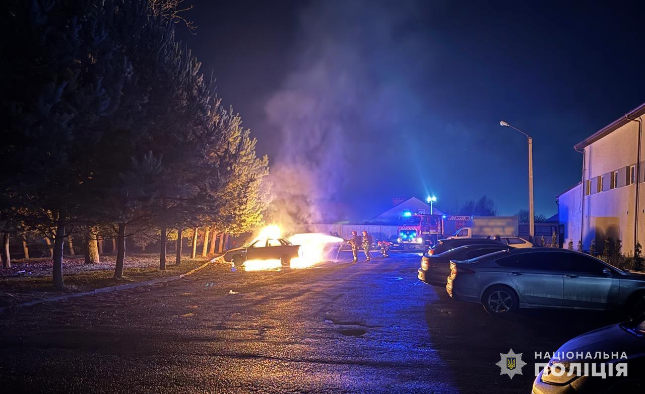 Львівські поліцейські встановили чоловіка, який допомагав братові організовувати підпал авто правоохоронців