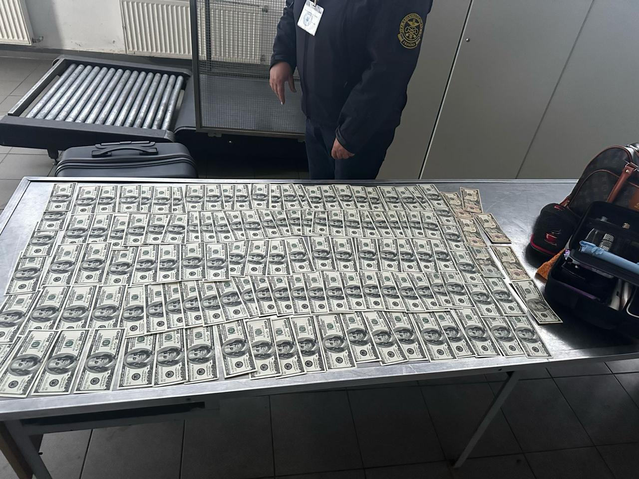Жінка намагалася вивезти за кордон незадекларовані понад 11 тисяч доларів