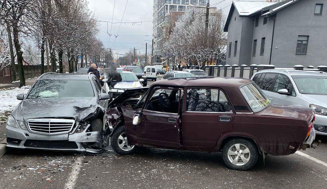 У Львові водію ВАЗ стало погано за кермом і він врізався в Mercedes-Benz: дві людини постраждало