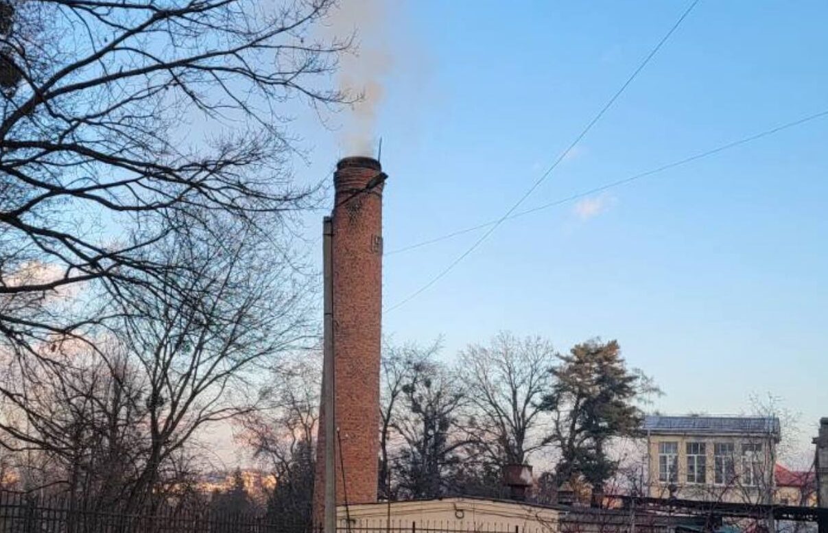 Мешканці Львова скаржаться на токсичний дим із котельні ЛНУ: деталі