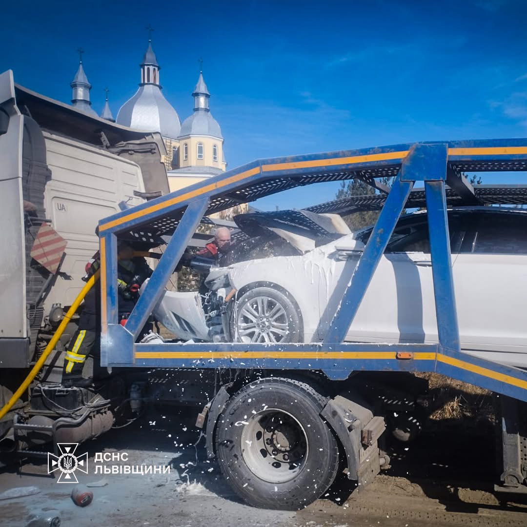 Спалахнув моторний відсік: у Золочеві вогнеборці ліквідували пожежу в автівці “Lincoln MKZ”