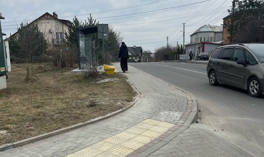 У Рудному облаштували нову зупинку громадського транспорту з павільйоном