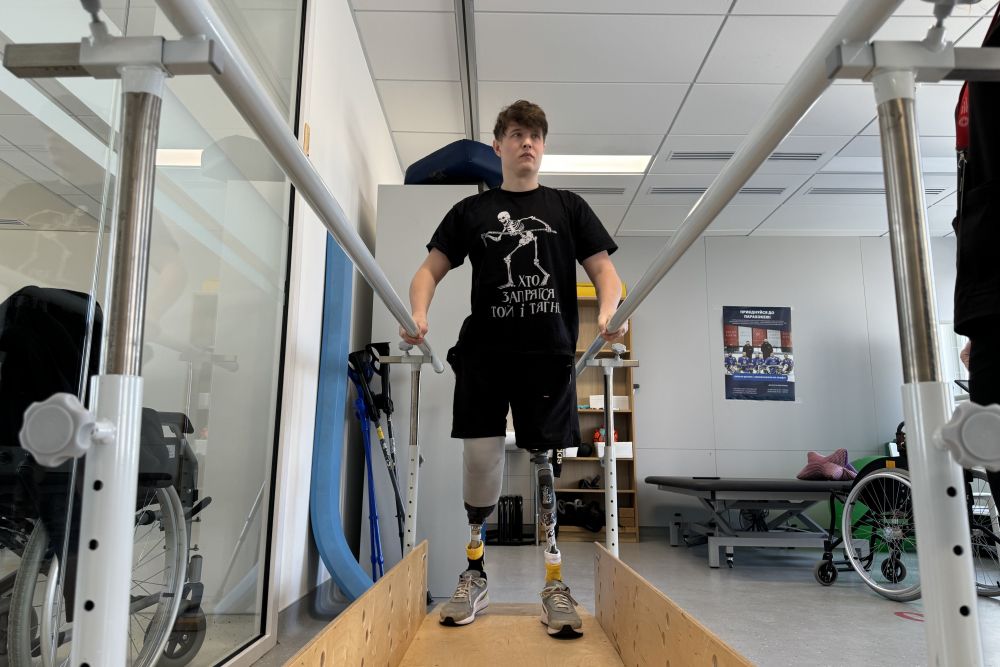 У Львові воїн, який втратив ноги на міні, вчиться ходити на протезах