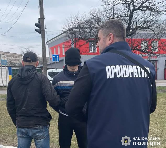 На Львівщині затримали 26-річного чоловіка, який вирощував коноплю та продавав канабіс