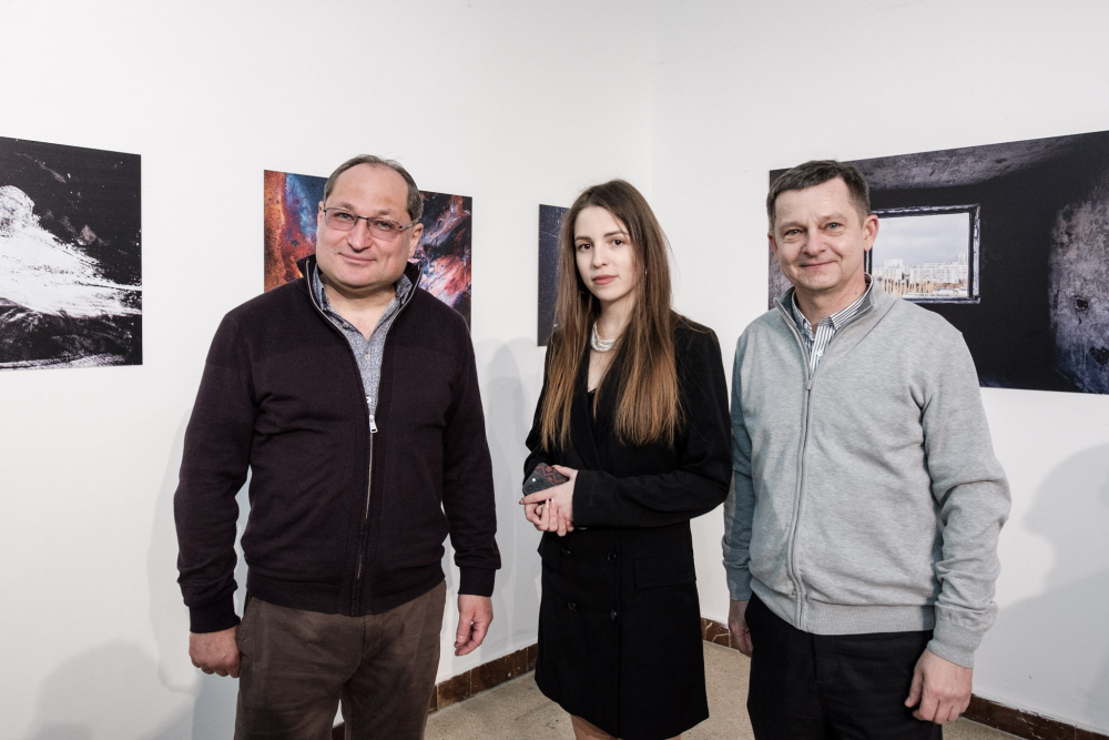 На Львівщині відкрили виставку про зруйновані російськими ракетами домівки