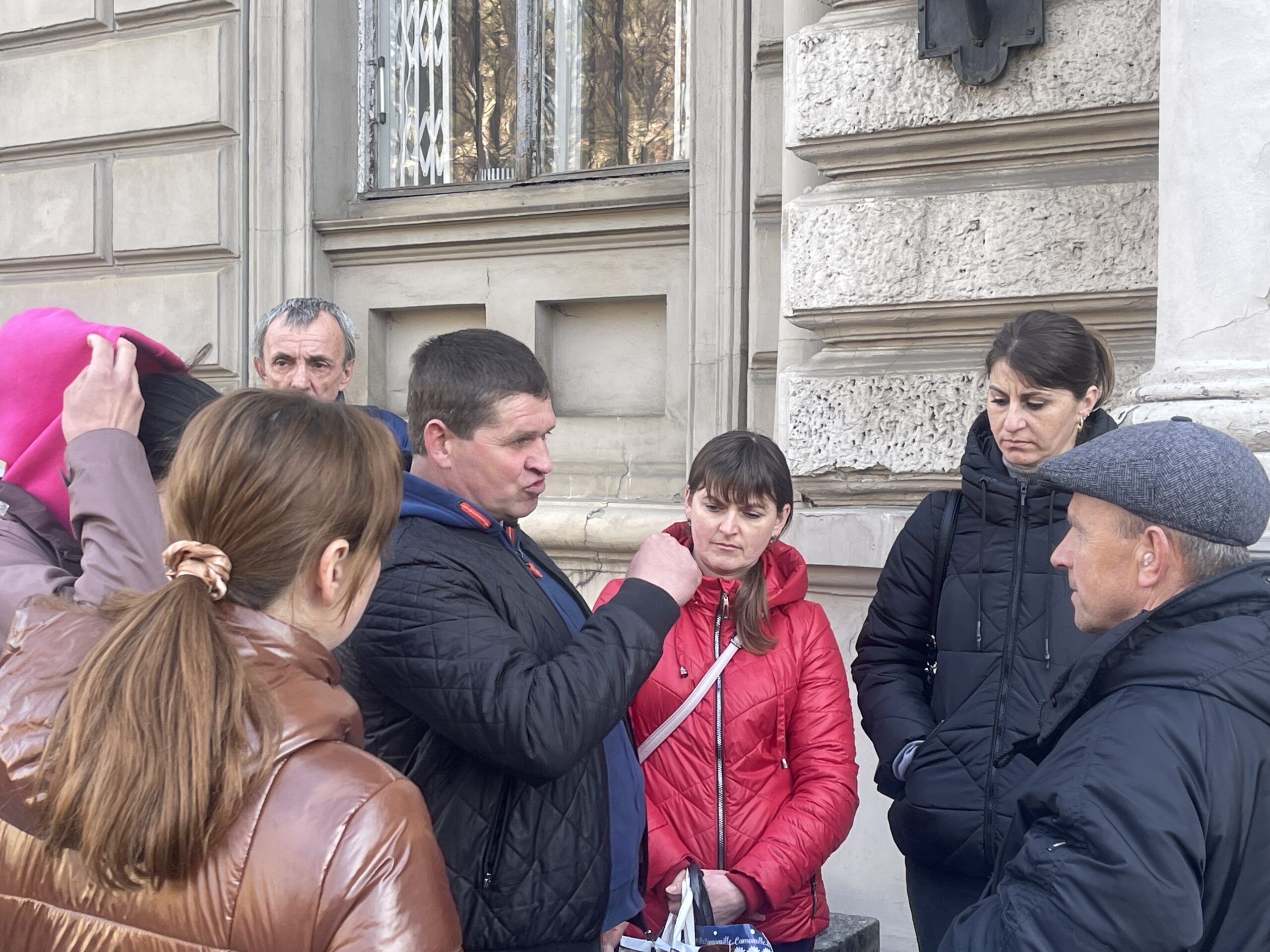 Жителі кількох сіл Самбірщини зібралися під Львівською ОВА, вимагаючи ремонту дороги