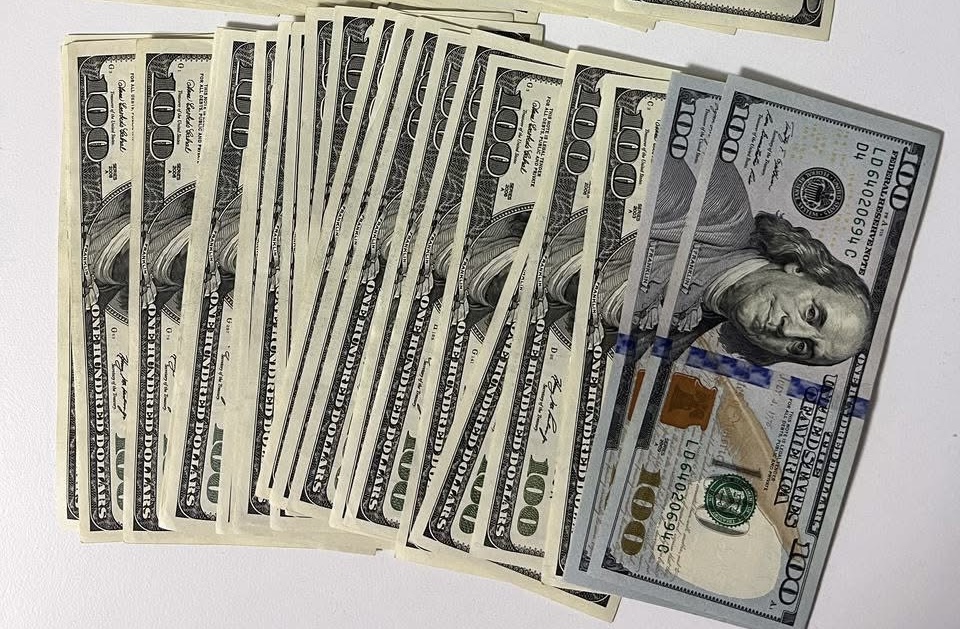 На польському кордоні викрили киянку, яка намагалася вивезти незадекларовані 5400 доларів