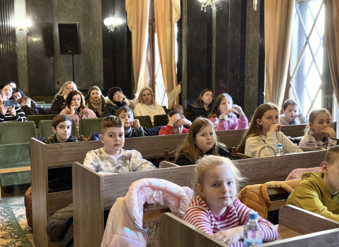 У Дрогобичі понад пів сотні дітей отримали набори для вирощування рослинок