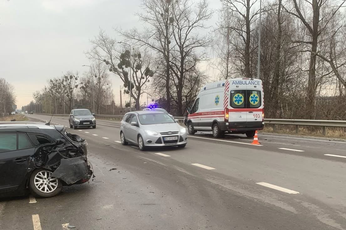 На Львівщині внаслідок зіткнення зі «швидкою» травмований водій легковика