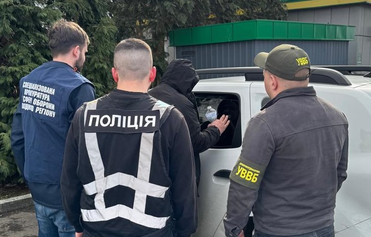 На човні через Тису: поліцейські Львівщини затримали організатора незаконного переправлення чоловіків через кордон
