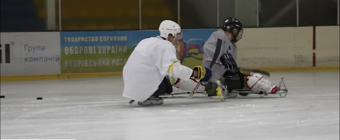 На Львівщині створили першу в Україні хокейну команду ветеранів із ампутаціями