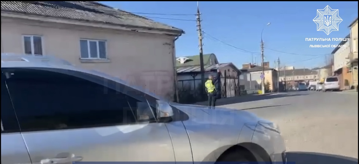 Мешканця міста Мостиська оштрафували за порушення хвилини мовчання на дорозі (ВІДЕО)