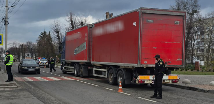 У Шептицькому районі під колеса вантажівки потрапила 56-річна жінка