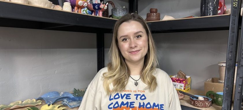 Терапія гончарством: як у центрі UNBROKEN архітекторка з Херсона долає тривожність і навчає цього пацієнтів