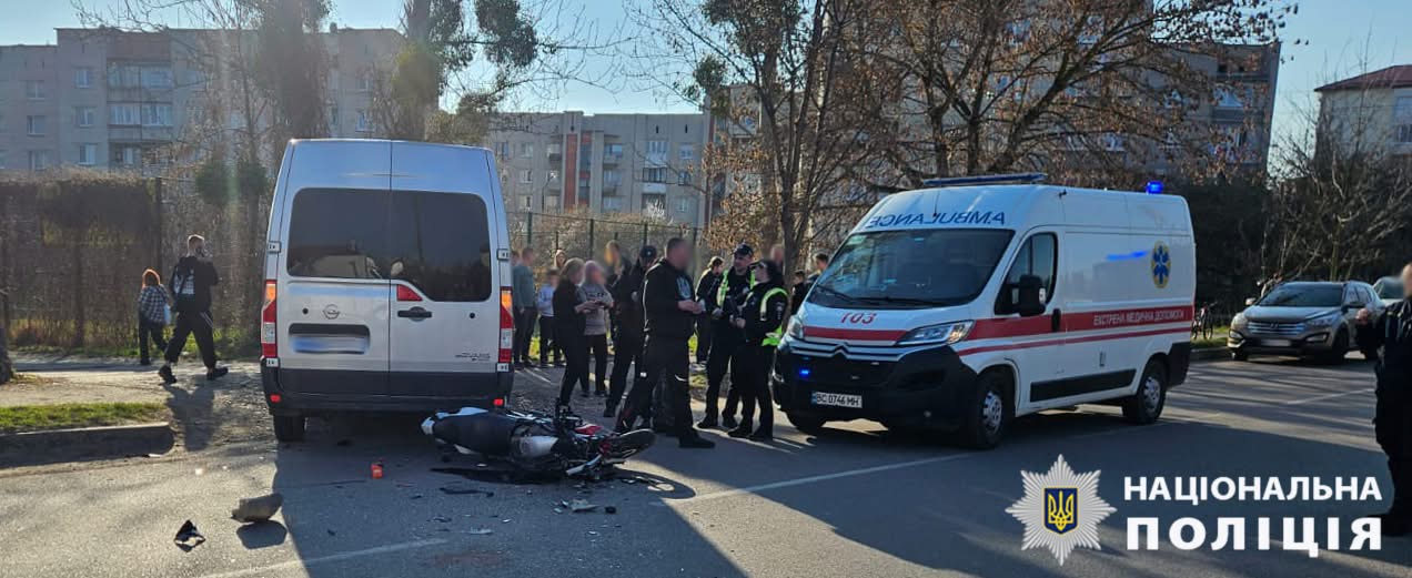 У Жовкві внаслідок зіткнення з мікроавтобусом травмований 18-річний мотоцикліст