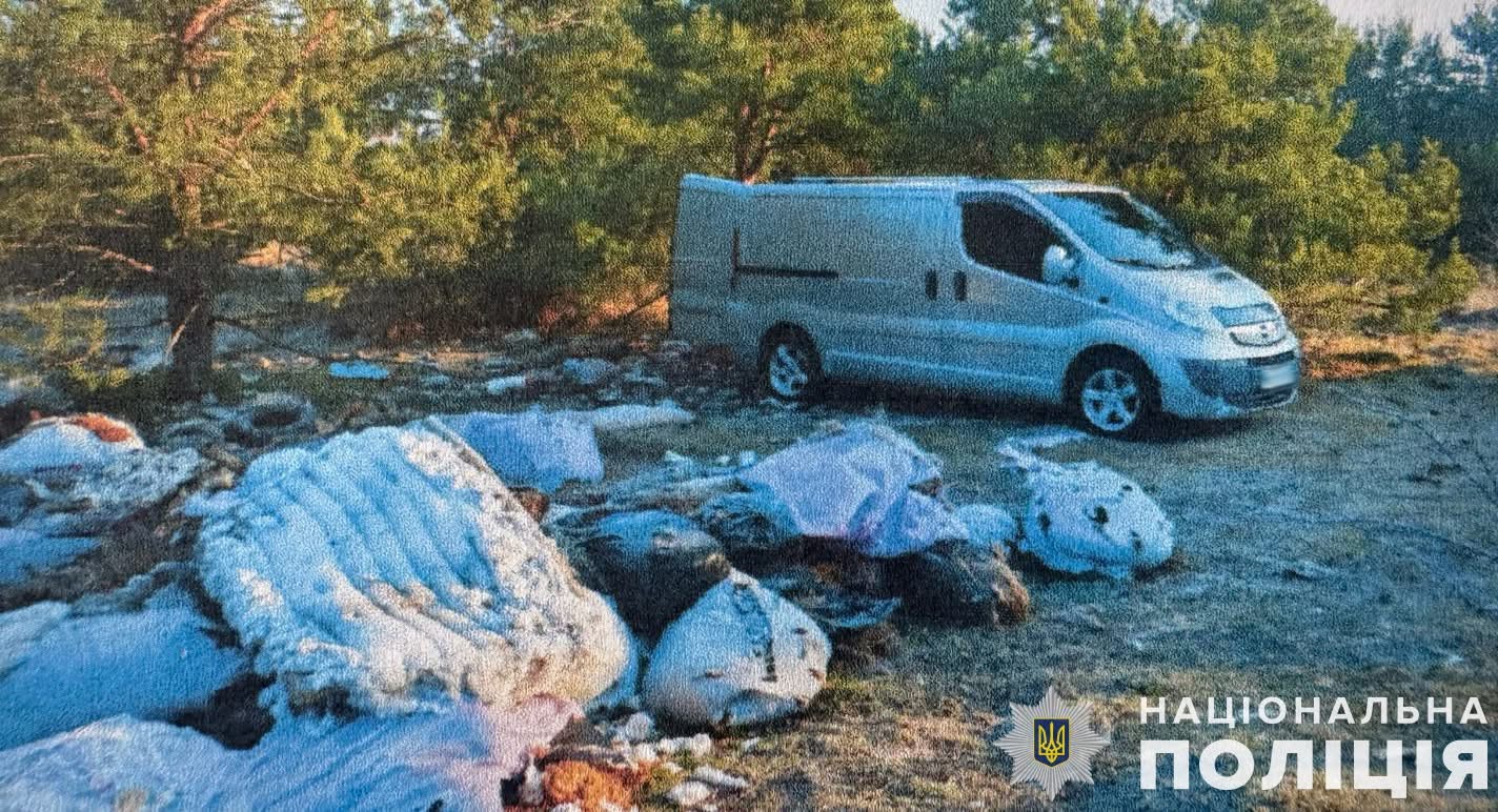 На Львівщині викрили двох чоловіків, які забруднювали земельну ділянку рештками тварин