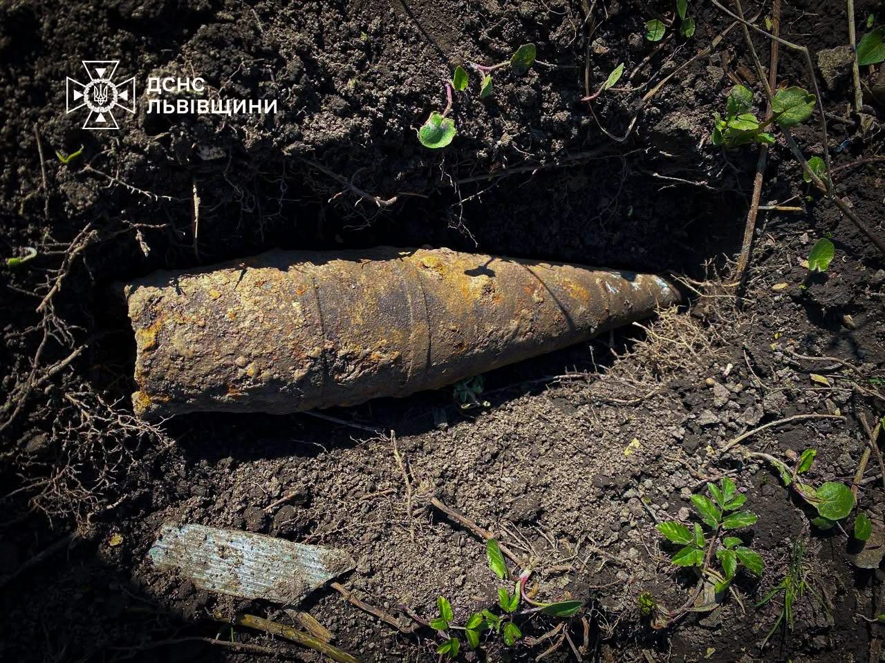На Самбірщині під час земляних робіт знайшли снаряд часів Другої світової війни